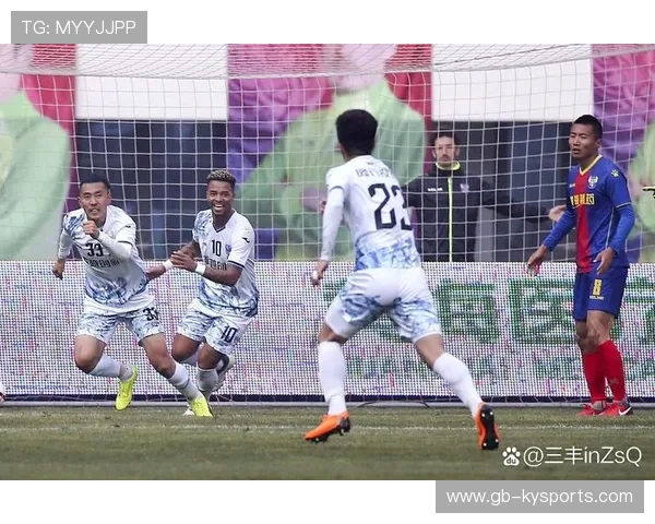 场上激战：两队攻防转换频繁，精彩纷呈！，球场激战